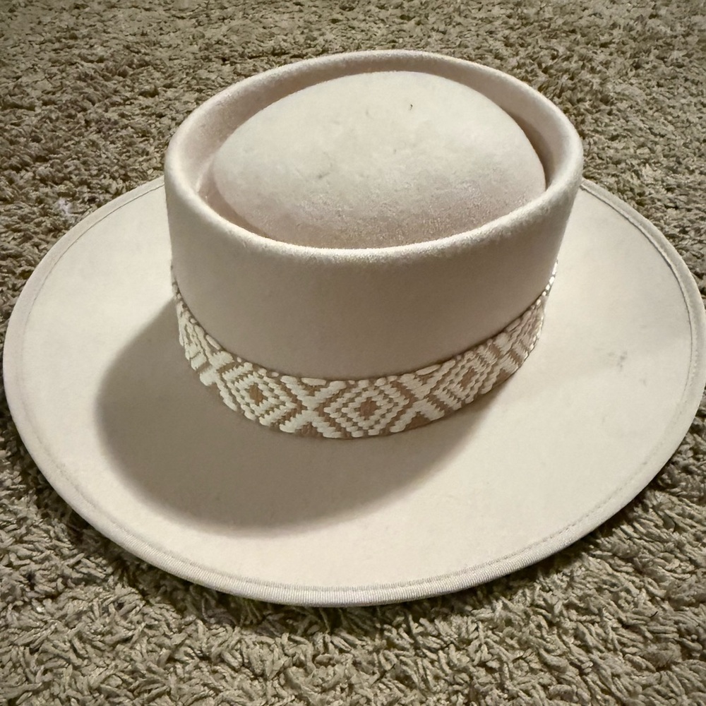 Olive & Pique Elegant Cream Hat with Patterned Band